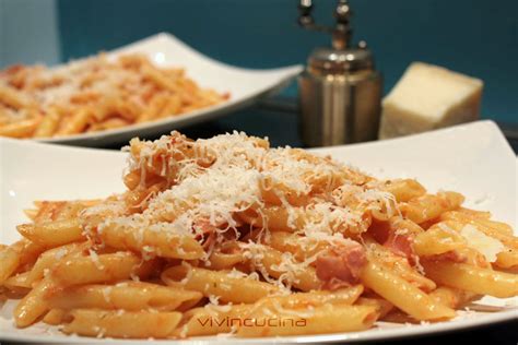 Ingredienti tipici della cucina italiana: pasta, pomodoro, speck