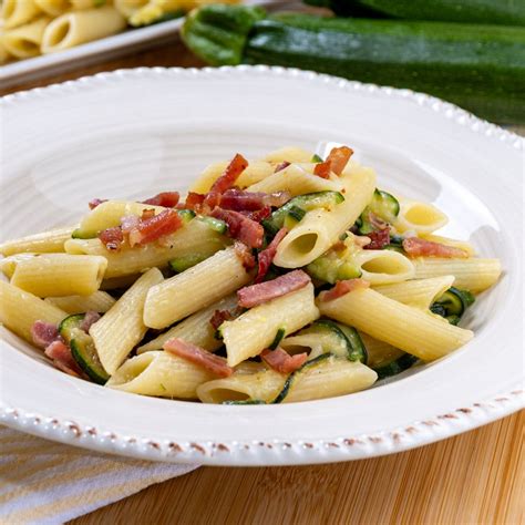 Un piatto di pasta con speck, zucchine e noci
