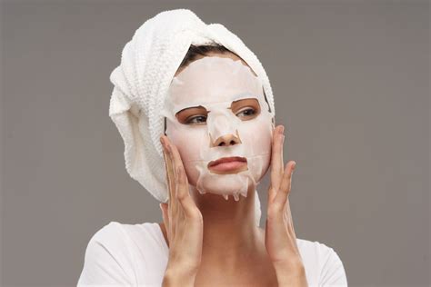 Immagine di una persona che applica una maschera viso fatta in casa