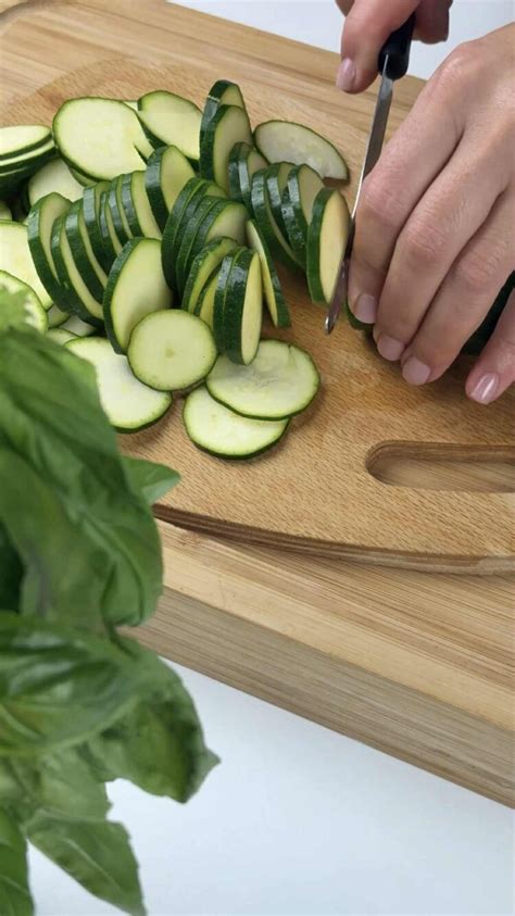 Zucchine tagliate a rondelle e ricotta in una ciotola