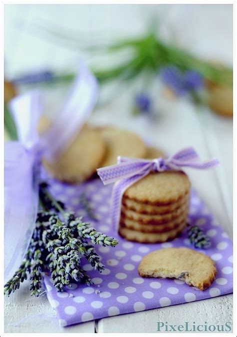 Biscotti alla lavanda disposti su una gratella