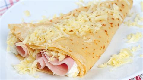 Crepes salate farcite e disposte su un piatto
