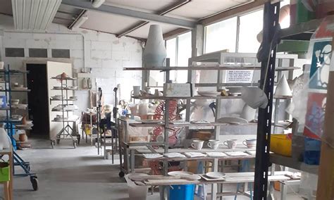 Interno di un laboratorio di ceramica con attrezzi e opere in lavorazione