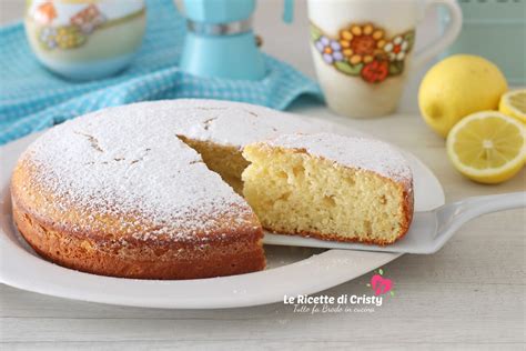 Una fetta di torta allo yogurt e limone su un piatto decorato