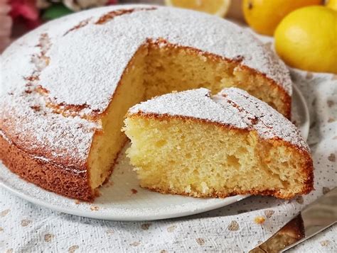 Un limone fresco e una ciotola di yogurt greco come ingredienti per una torta