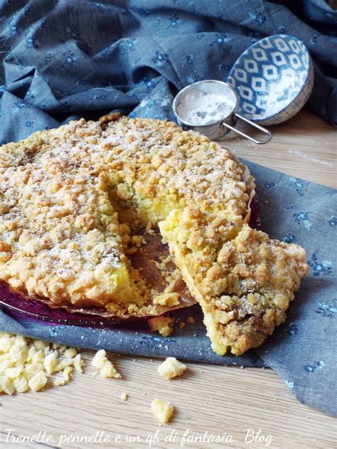 Una sbriciolata ricotta e amarene intera e una fetta su un piatto