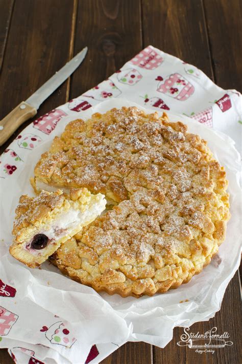 Primo piano di un ripieno cremoso di ricotta e amarene