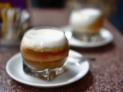 crema dorata su un espresso macchiato