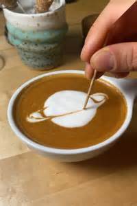 tazza di caffè macchiato con schiuma artistica