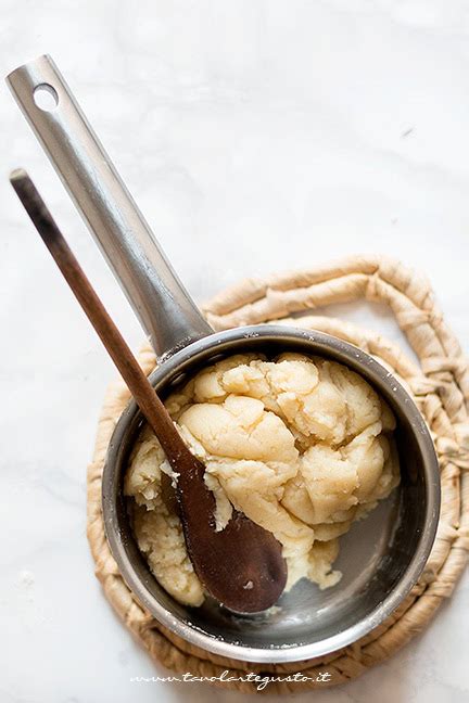 Immagine di una pentola con impasto pasta choux che si stacca dalle pareti