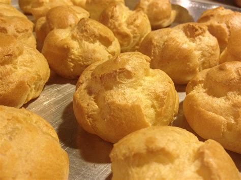 Immagine di bignè che si gonfiano in forno