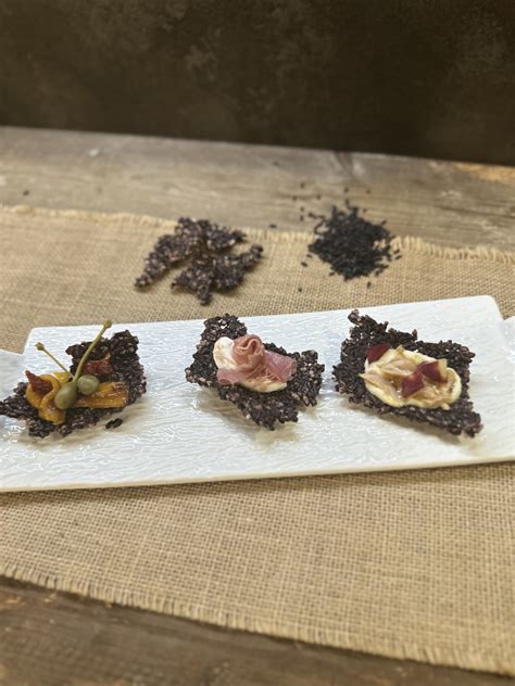 Chips di riso Venere con bresaola e crema di robiola