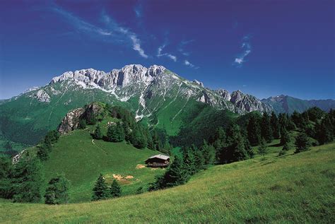 Panorama dell'Alpe di Teglio con le Alpi Orobiche sullo sfondo