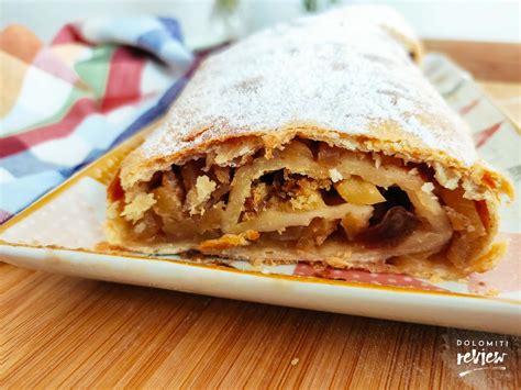 Illustrazione che mostra i passaggi per preparare la pasta tirata per lo strudel, evidenziando la sua elasticità.