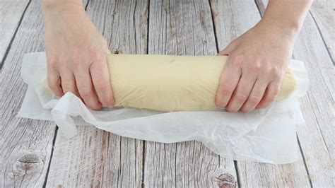 Diagramma che illustra i passaggi per assemblare e arrotolare lo strudel.
