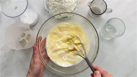 Ciotola con pastella per crepes e pellicola trasparente