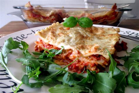 Immagine di lasagne vegane pronte in teglia