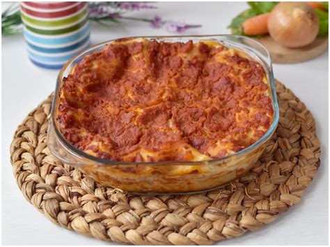 Immagine di un tavolo apparecchiato con le lasagne vegane