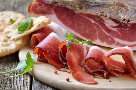 Un tagliere di Speck Alto Adige IGP con diverse varietà