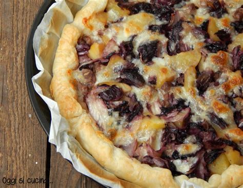 Radicchio e patate disposti per la preparazione di una torta salata
