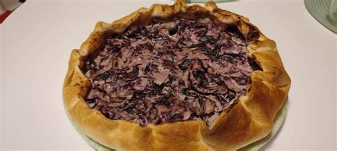 Pasta brisée stesa in una tortiera con ripieno di radicchio e crema di fagioli