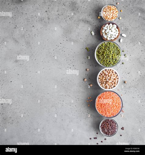 Varia specie di legumi in ciotole