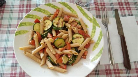 Piatto di pasta integrale con legumi e verdure
