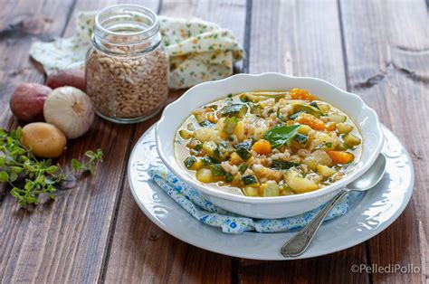una ciotola di zuppa di farro fumante con verdure miste