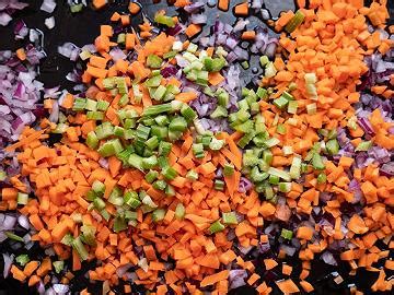 verdure tagliate finemente per un soffritto