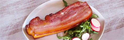 Fette di pancetta affumicata su una griglia