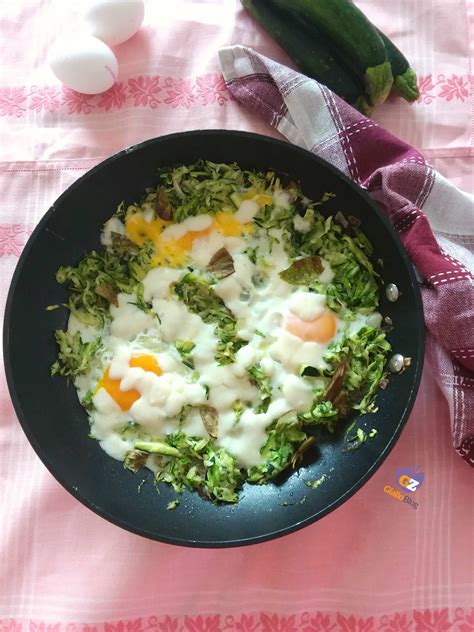 Uova con scamorza filante in padella