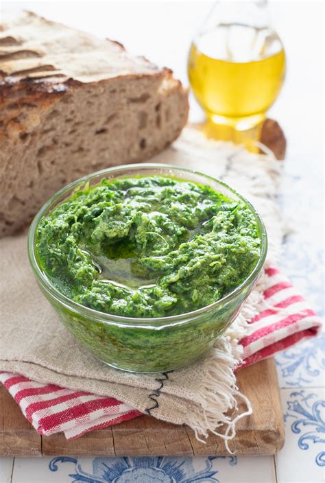 Prezzemolo fresco e ingredienti per il bagnetto verde