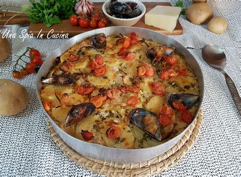 Ingredienti freschi per la Tiella: cozze, patate, riso, pomodorini, cipolle, prezzemolo