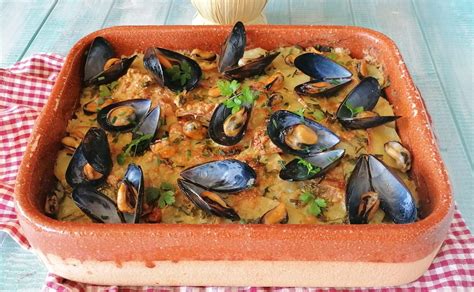 Tiella di Riso, Patate e Cozze appena sfornata, con la superficie dorata