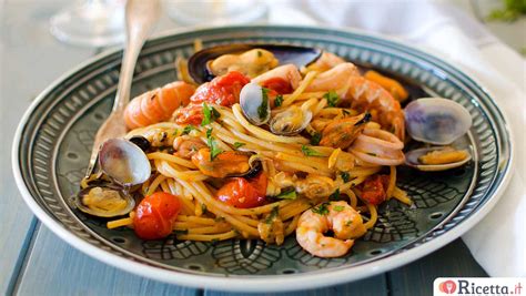 Piatto di spaghetti con gamberi e frutti di mare