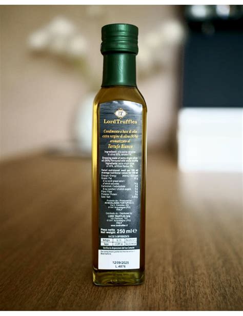 Composizione di tartufo nero, riso e olio d'oliva