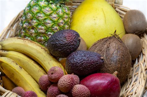 Frutta esotica in un cesto