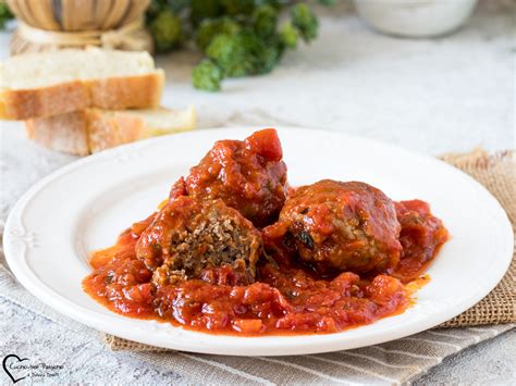 Immagine di un piatto di polpette di zucchine e carne servite con sugo di pomodoro