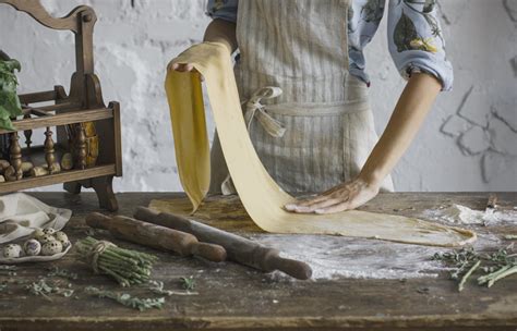 Donna che stende la pasta con il matterello
