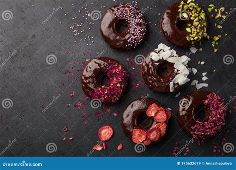 Diverse ciambelle con vari gusti