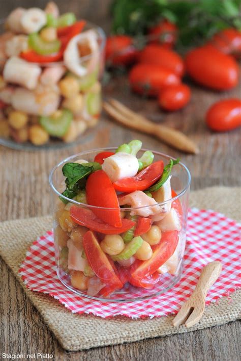Ingredienti freschi per insalata: pomodorini, cipolle, sedano