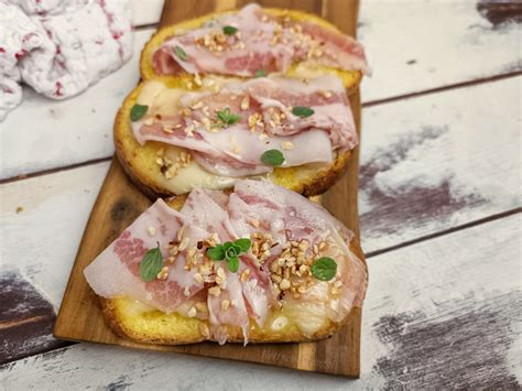 Fette di pane tostato con condimento di pesce