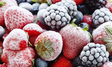 Frutta congelata in un frullatore