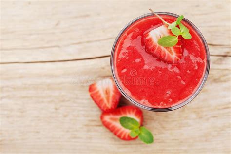 Un bicchiere di frullato verde con fragole