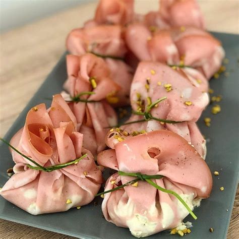 Mortadella e ricotta in un piatto