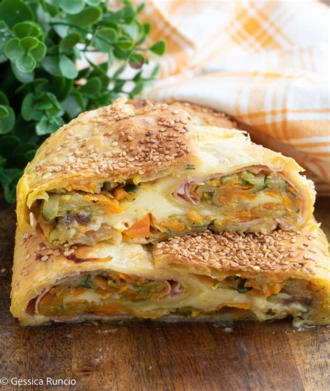 Rotolo di sfoglia con mortadella e ricotta in fase di preparazione