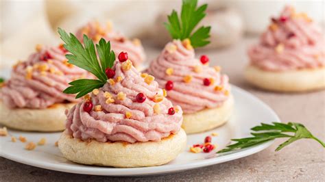 Mousse di mortadella e ricotta servita in piccole coppette