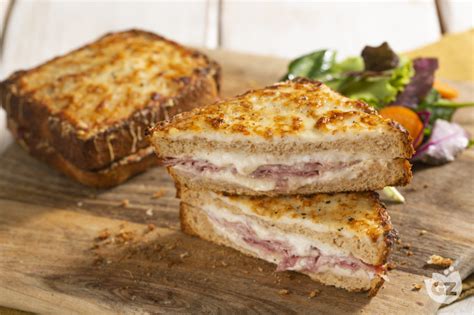 Panoramica di un Croque Monsieur dorato e filante