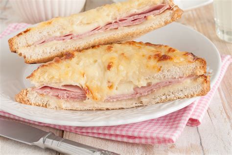 Ingredienti disposti per la preparazione del Croque Monsieur
