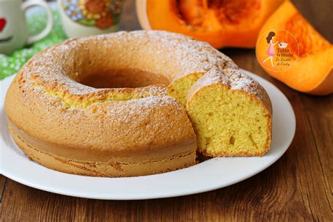 Ciambellone alla zucca decorato con granella di mandorle